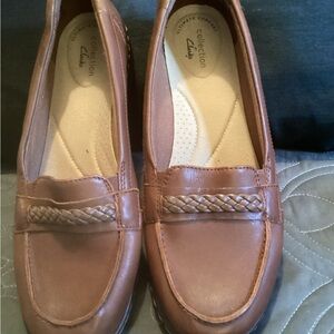 Clarksladies brown flats NWOT, size 9Med, leather uppers